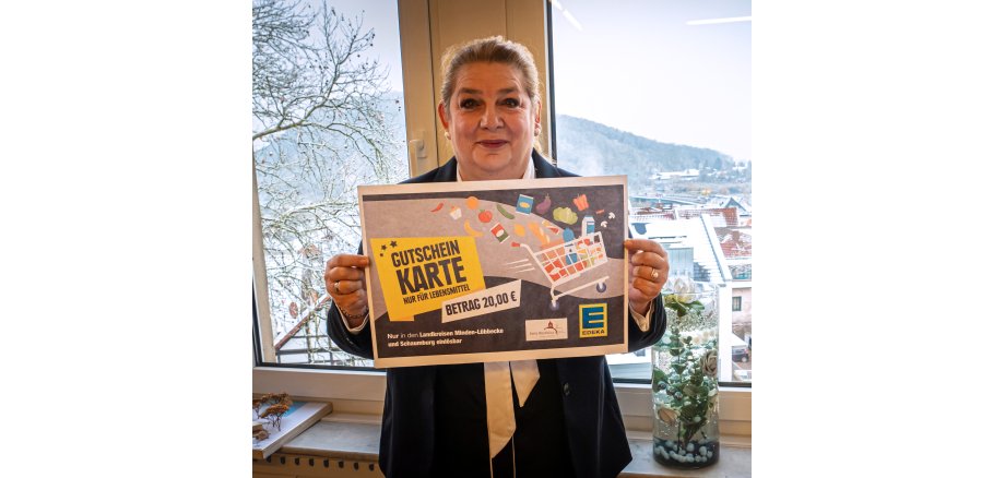 Bürgermeisterin Anke Grotjohann präsentiert die Gutscheinkarte für Lebensmittel