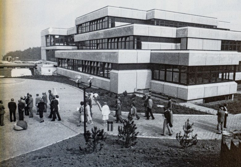 1981 wurde der Bau für das neue Städtische Gymnasium Porta Westfalica fertiggestellt